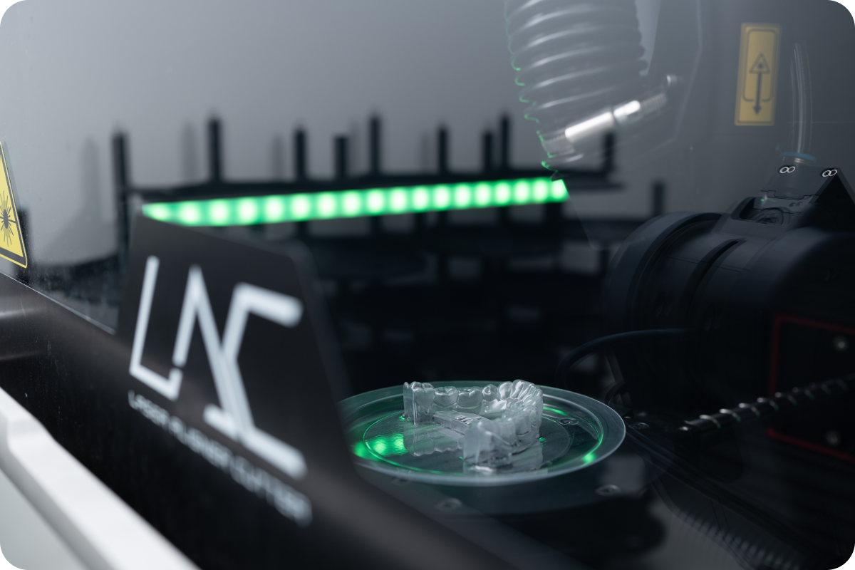 Orthodontiste autonome maîtrisant les aligneurs in-office